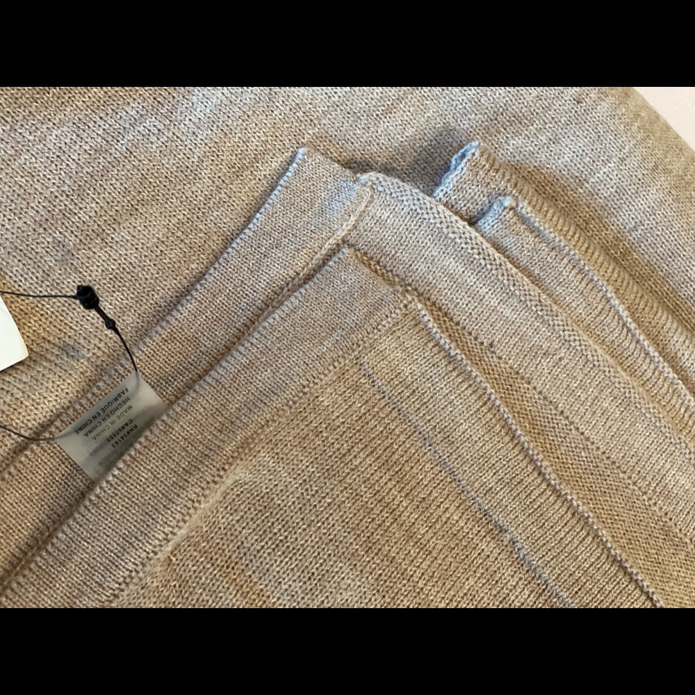 CK lightweight Pashmina wrap with button closure - Picture 4 of 5